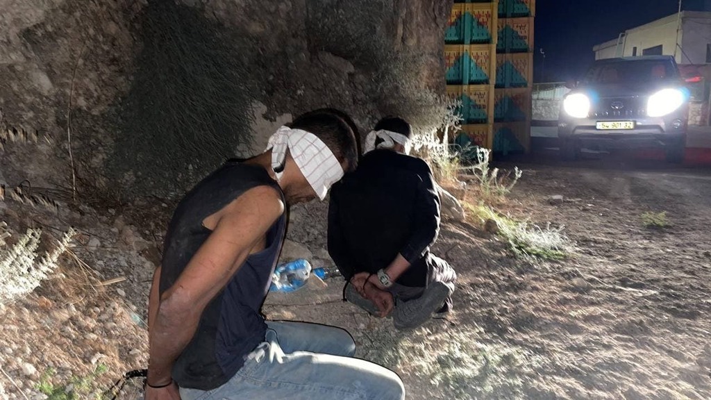 בחניון משאיות באום אל גאנם. זכריא זביידי וקאסם עארדה לאחר מעצרם (צילום: דוברות משטרת ישראל) בחניון משאיות באום אל גאנם. זכריה זביידי ו קאסם עארדה מחבלים נמלטים כלא גלבוע נלכדו