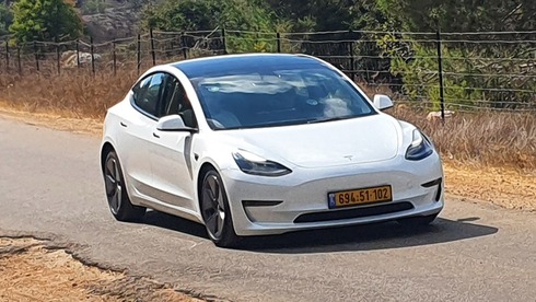 בכבישי ישראל זה כן עובד? הכבישים בהודו משובשים מדי בשביל טסלה 3