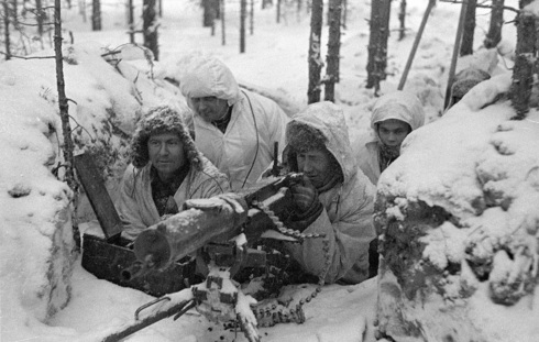 חיילי פינלנד מוסווים היטב בעמדת אש, מחכים לטרף, צילום:  SA-Kuva CC BY 4.0