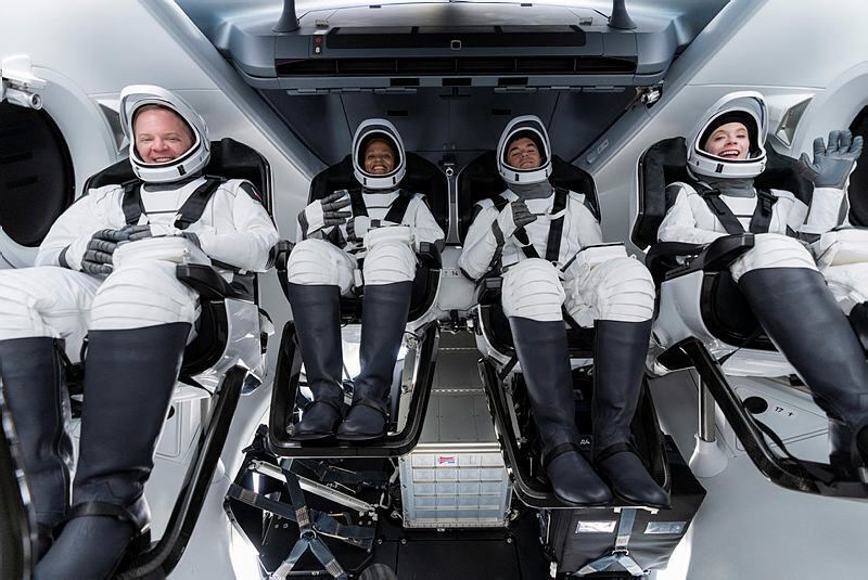 חברי צוות החללית Inspiration4 של SpaceX ספייס X בהכנות לטיסה הראשונה שכל הנוסעים בה היו אסטרונאוטים לא מקצועיים (AP) חברי צוות החללית Inspiration4 של SpaceX ספייס X בהכנות לטיסה הראשונה שכל הנוסעים בה היו אסטרונאוטים לא מקצועיים