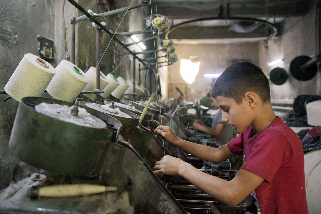 ילד צעיר עובד במתפרה ב סוריה