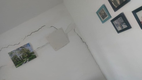 סדקים בקירות בבניין שפונה בקריית אליעזר היום, צילום: דוברות כבאות והצלה