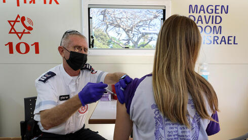 חיסון נגד קורונה בתל אביב, צילום: רויטרס