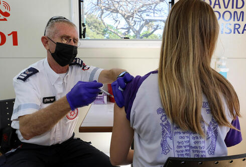חיסון נגד קורונה בתל אביב, צילום: רויטרס