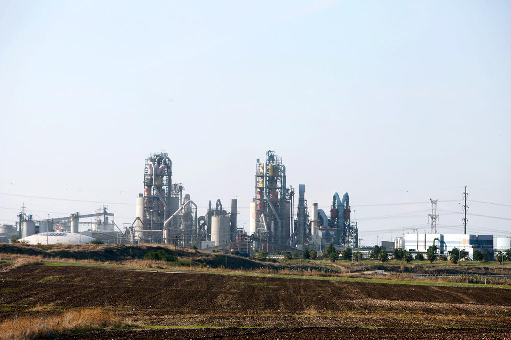מפעל המלט נשר. הוסיפו עוד חגורות בטיחות כדי להבטיח את רציפות הייצור (צילום: אריאל שרוסטר) איזור התעשייה רמלה מפעל נשר מלט