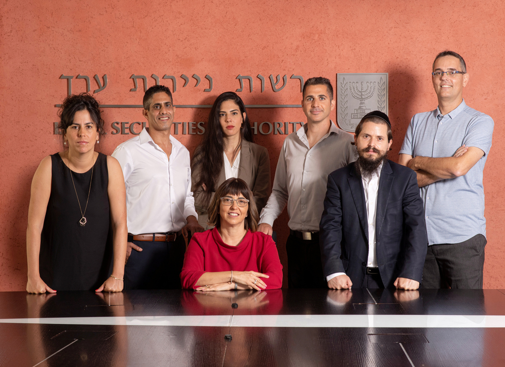 רשות ניירות ערך מימין עו"ד אלי דניאל רו"ח דב נתנזון רו"ח אילן ציוני המשנה למנהלת המחלקה ראש מחלקת תאגידים שרה קנדלר רו"ח שושי כהן עו"ד ליאור צוברי ראש מערך ההנפקות ו רו"ח רעות קסלר (צילום: יובל חן) רשות ניירות ערך מימין עו"ד אלי דניאל רו"ח דב נתנזון רו"ח אילן ציוני המשנה למנהלת המחלקה ראש מחלקת תאגידים שרה קנדלר רו"ח שושי כהן עו"ד ליאור צוברי ראש מערך ההנפקות ו רו"ח רעות קסלר