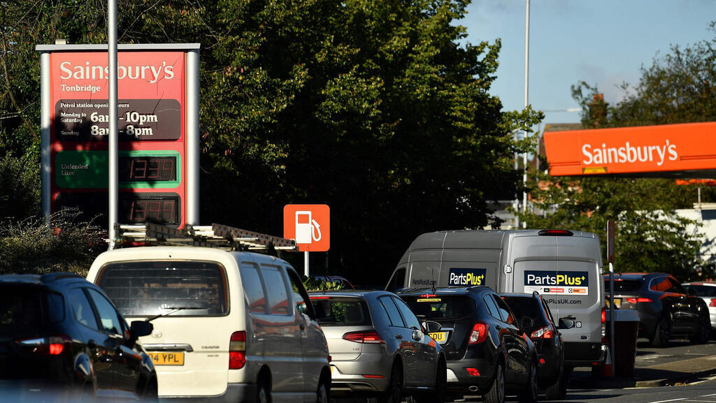 בריטניה: תורי ענק בתחנות הדלק מחשש למחסור