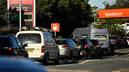 בגלל המחסור בדלק: חשש בבריטניה שרופאים לא יצליחו להגיע לעבודה