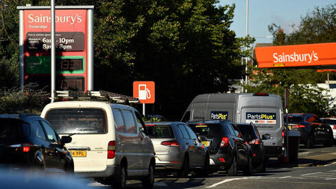 תור בתחנת דלק בבריטניה, צילום: AFP