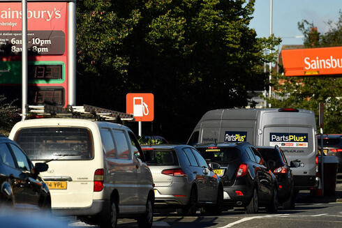 תור לתחנת דלק בבריטניה, צילום: AFP
