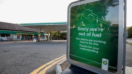 שלט "מצטערים, אזל הדלק" בבריטניה, צילום: רויטרס