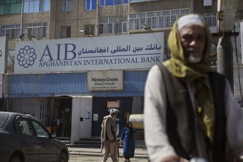 אזרחים אפגנים מחוץ לבנק הבינלאומי של אפגניסטן, בלומברג