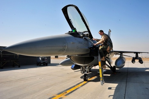 טייס F16 אמריקאי עולה למטוסו, צילום: USAF