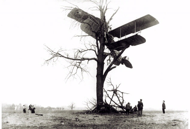 "ראיתם? העץ הזה פשוט קפץ עליי משמאל!", צילום: National Air and Space Museum Archives