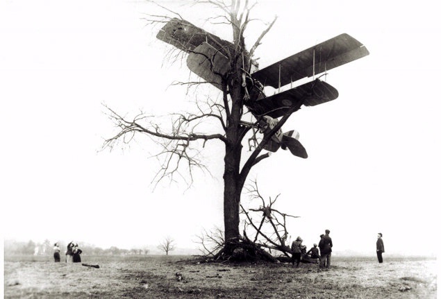 "ראיתם? העץ הזה פשוט קפץ עליי משמאל!" (צילום: National Air and Space Museum Archives) הקברניט מטוס נוסעים תעופה