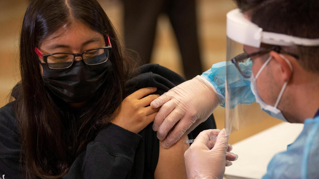 תלמידה ב לוס אנג'לס ארה"ב מקבלת חיסון ל קורונה