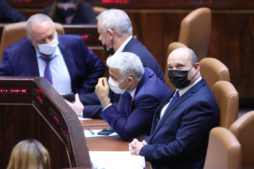 מימין: ראש הממשלה נפתלי בנט, ראש הממשלה החליפי יאיר לפיד, שר הביטחון בני גנץ ושר האוצר אביגדור ליברמן (צילום: עמית שאבי) מימין ראש הממשלה נפתלי בנט ראש הממשלה החליפי יאיר לפיד שר הביטחון בני גנץ ושר האוצר אביגדור ליברמן