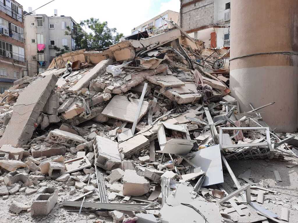 הבניין שקרס בחולון. סכנה מוחשית למאות אלפי הדיירים המתגוררים בבניינים ישנים (צילום: דוברות כבאות והצלה מחוז דן) הבניין שקרס בחולון. סכנה מוחשית למאות אלפי הדיירים המתגוררים בבניינים ישנים