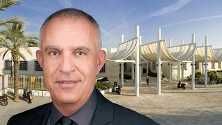 פרופסור עמי מויאל על רקע מכללת אפקה, צילוןם: יח"צ