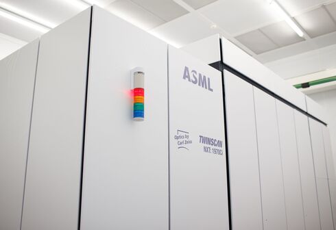ציוד של ASML המשמש לייצור מוליכים למחצה, בלומברג