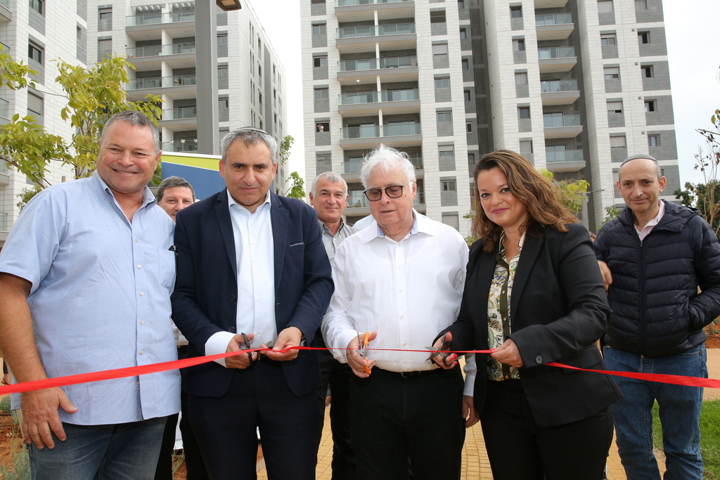 מימין לשמאל: ענבל דוד מנכ״לית בפועל דירה להשכיר; רמי נוסבאום יו״ר קבוצת אשטרום; זאב אלקין שר הבינוי והשיכון; אהוד אדמתי יו״ר דירה להשכיר (נעם שרון) מימין לשמאל: ענבל דוד מנכ״לית בפועל דירה להשכיר; רמי נוסבאום יו״ר קבוצת אשטרום; זאב אלקין שר הבינוי והשיכון; אהוד אדמתי יו״ר דירה להשכיר