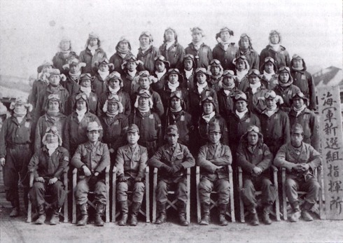אנשי 343. גנדה במרכז השורה הראשונה, לצדו מפקדי הטייסות, צילום: 343rdkokutaielite