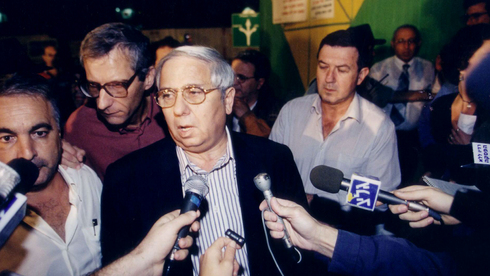 איתן הבר מוסר את ההודעה על מותו של יצחק רבין,  צילום: זיו קורן