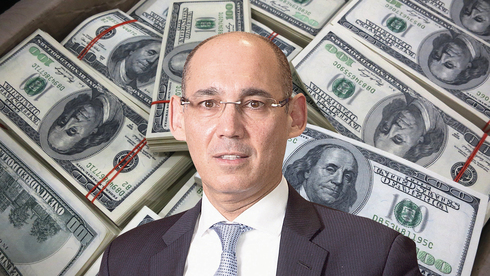 נגיד בנק ישראל אמיר ירון על רקע דולרים, צילומים: אלכס קולומויסקי, רויטרס