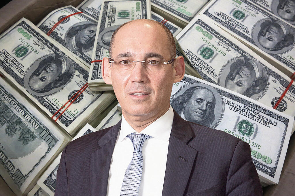 אמיר ירון נגיד בנק ישראל; הבנק רכש עוד מיליארדי דולרים, אחרי שכבר הגיע למכסת ה-30 מיליארד דולר שהציב לעצמו השנה (צילומים: אלכס קולומויסקי, רויטרס) אמיר ירון נגיד בנק ישראל על רקע דולרים