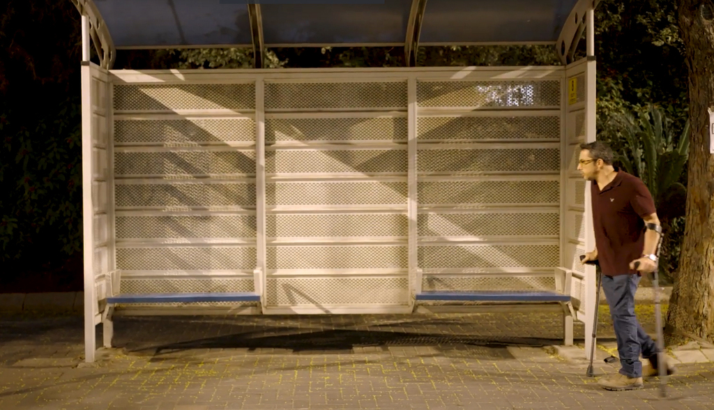 מתוך קמפיין בעיות נגישות בתחבורה הציבורית לאנשים עם מוגבלויות (צילום: צילום מסך youtube) מתוך קמפיין בעיות נגישות ב תחבורה הציבורית לאנשים עם מוגבלויות