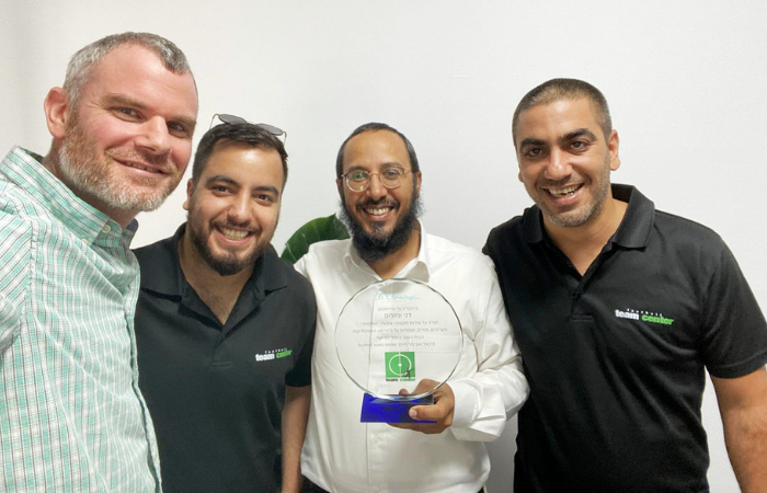 הבעלים של אפליקציית טים סנטר לניהול מועדוני כדורגל מעניקים תעודת הוקרה למנהלי שטיבל קום מנחם ודן. (צילום: יח"צ) הבעלים של אפליקציית טים סנטר לניהול מועדוני כדורגל מעניקים תעודת הוקרה למנהלי שטיבל קום מנחם ודן