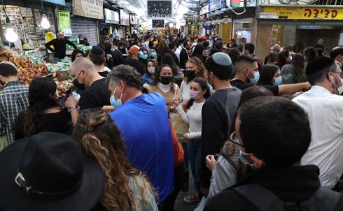 צפוף פה כבר כיום. שוק מחנה יהודה בירושלים, צילום: AFP