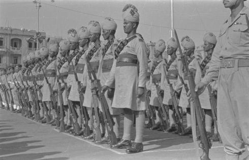 חיילי צבא מצרים במדי טקס במצעד צבאי בקהיר, 1955
, צילום: (CC BY-SA 4.0) Zdravko Peča 