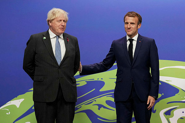נשיא צרפת עמנואל מקרון וראש ממשלת בריטניה בוריס ג'ונסון ועידת האקלים גלזגו