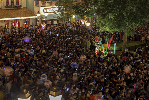 אלפי המבקרים בדיסנילנד שנגחאי בסגר , צילום: AP