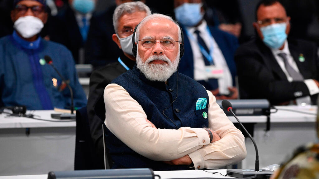 ראש ממשלת הודו נרנדרה מודי מאזין לדובר במהלך טקס הפתיחה של ועידת האו"ם לשינויי אקלים COP26 בגלזגו סקוטלנד