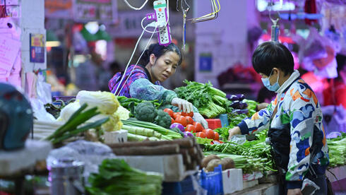 קניות בשוק בננינג בסין, צילום: AFP