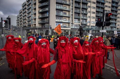 הפגנה של "הבריגדה האדומה" בוועידת האקלים בגלזגו, צילום: בלומברג