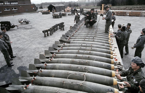 לא צריך שכולן יהיו חכמות; מחזיקים הרבה פצצות בסיסיות, ושמים עליהן את ערכות ההנחייה הנדרשות, צילום: USAF