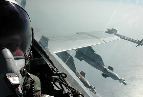 פצצות מונחות לייזר תחת כנפו של F18 אמריקאי, צילום: USN