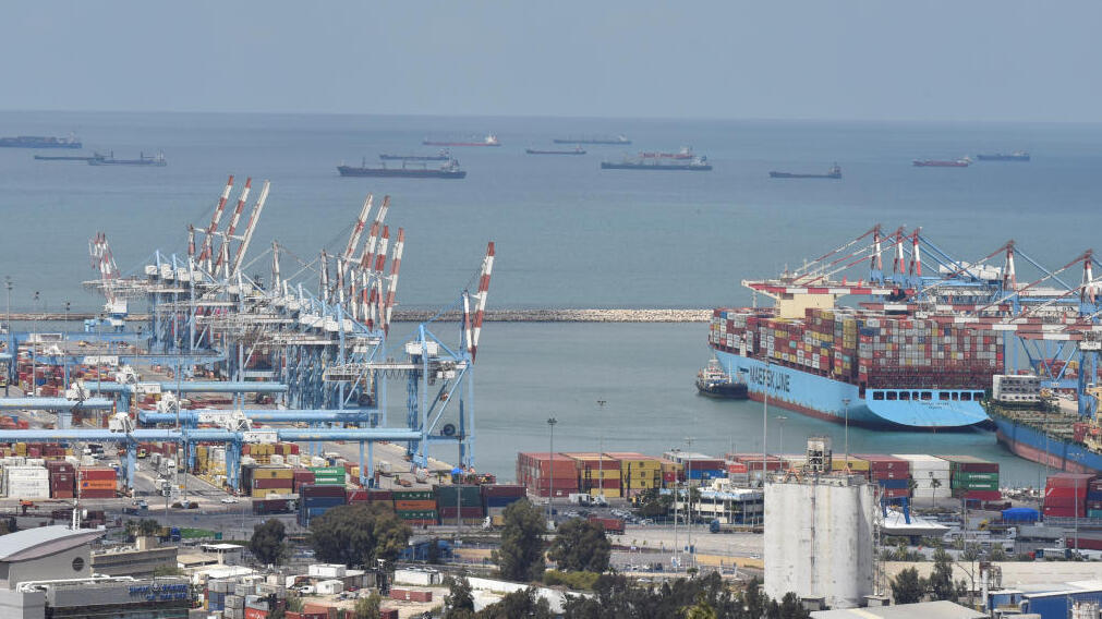 איום בסכסוך עבודה בנמל חיפה בשל כוונת נמל המפרץ השכן לאפשר בו פריקת מטענים 