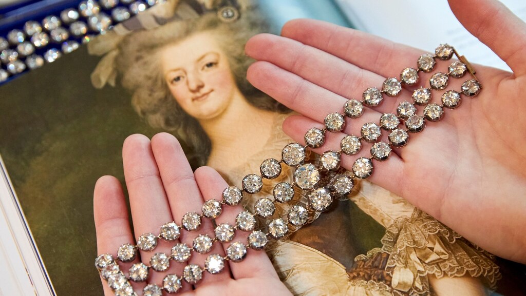 תכשיטים מהמהפכה: הצמידים של מרי אנטואנט נמכרו במכירה פומבית