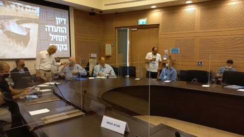 איציק אברכהן ורמי לוי לפני הדיון בוועדה, צילום: דוברות הכנסת