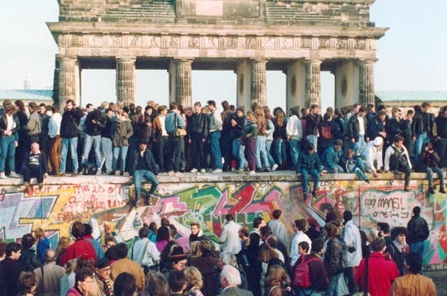 אזרחי ברלין עומדים על החומה מול שער ברנדנבורג, AP
