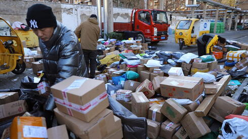 חבילות ממתינות למשלוח בסין, צילום: רויטרס