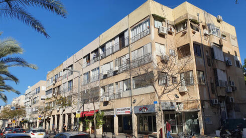 בניין מגורים ישן באבן גבירול, תל אביב. במקרים רבים הבניין כבר נמצא בהליכי התחדשות עירונית
, צילום: אוראל כהן