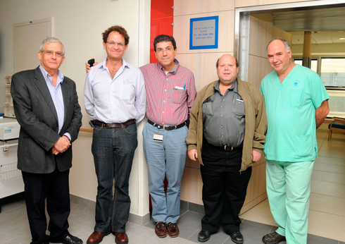 אודי מנור (שני מימין) עם צוות בית החולים איכילוב ומנהלו דאז, פרופ’ גבי ברבש (במרכז)
, מירי גטניו דוברות איכילוב
