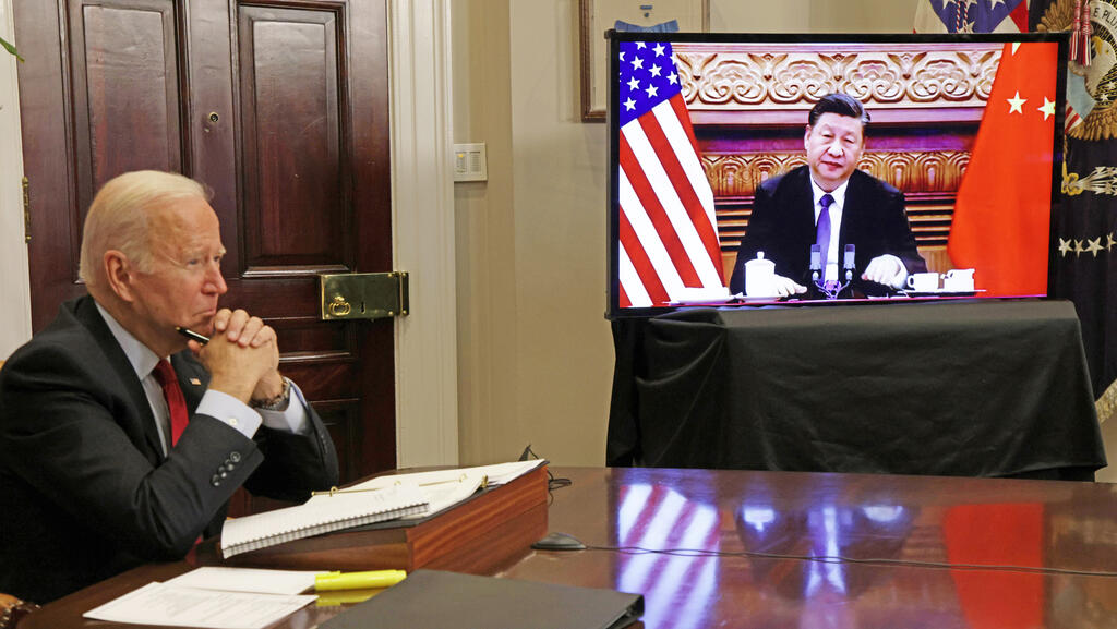 מימין נשיא סין שי ג'ינפינג ונשיא ארה"ב ג'ו ביידן בפגישה אינטרנטית