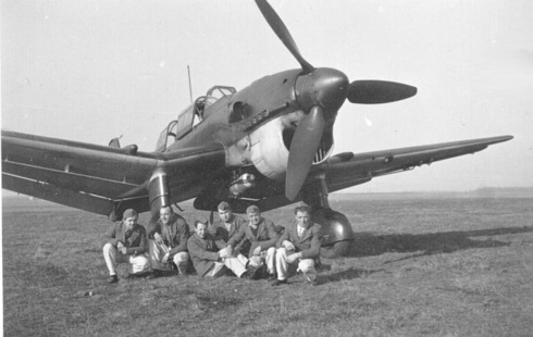 צוות איטלקי עם מטוס שטוקה מ-1942. איפה הסירנה? במחסן או בפח, צילום: Wikimedia