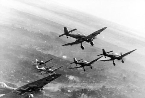 מטוסי שטוקה פונים למטרתם בחזית המזרחית, צילום: Bundesarchiv CC-BY-SA 3.